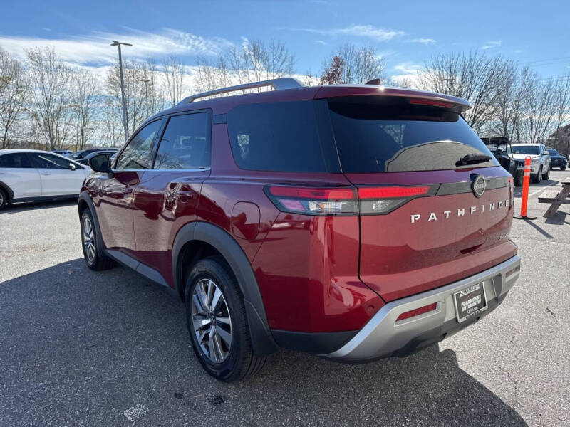 2022 Nissan Pathfinder SL