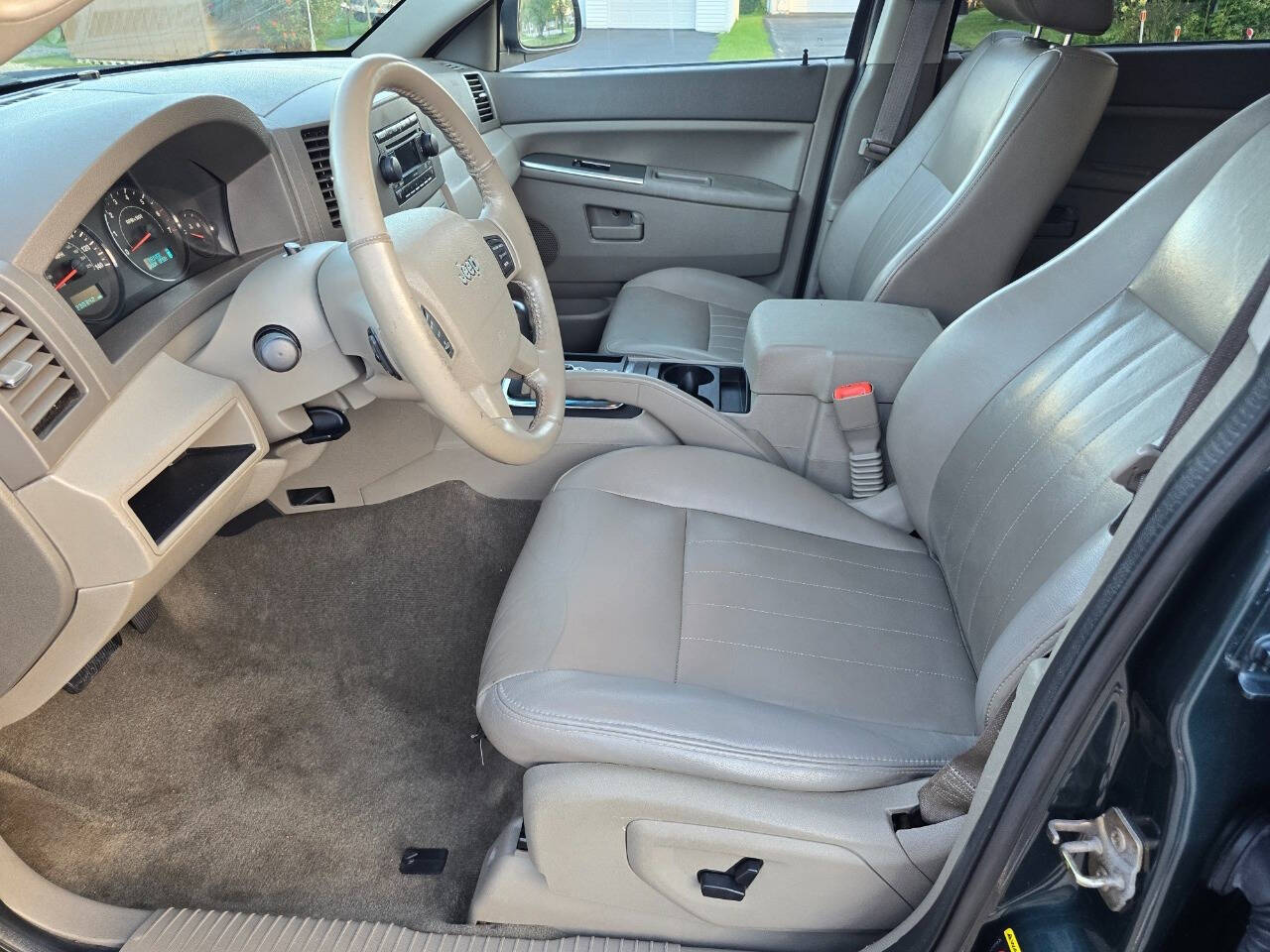 2005 Jeep Grand Cherokee for sale at QUEENSGATE AUTO SALES in York, PA