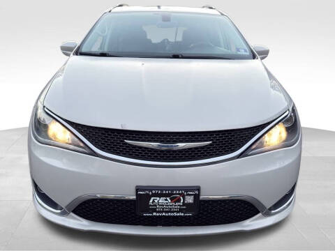 2017 Chrysler Pacifica Touring-L Plus