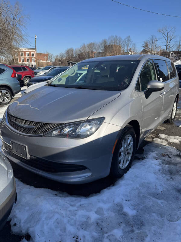2017 Chrysler Pacifica LX's photo