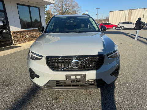 2024 Volvo XC40 B5 Ultimate Dark Theme