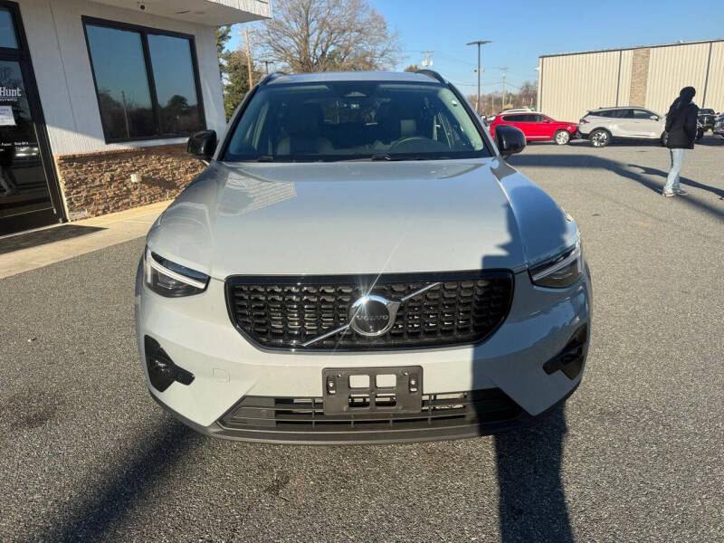 2024 Volvo XC40 B5 Ultimate Dark Theme