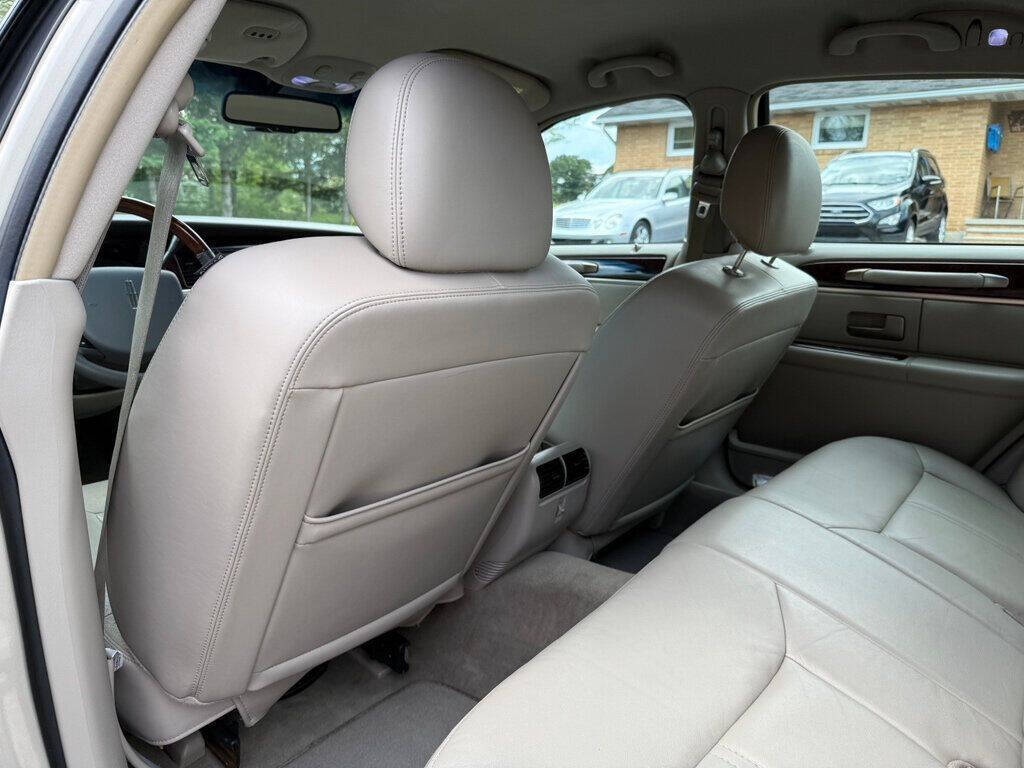2010 Lincoln Town Car 35