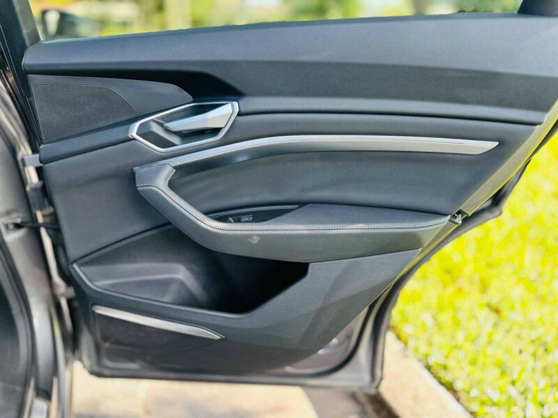 2022 Audi e-tron quattro Premium Plus