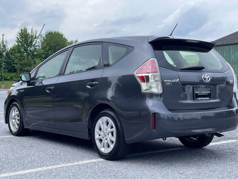 2016 Toyota Prius v Two