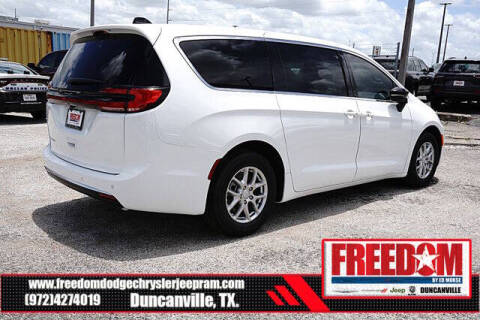 2027 Chrysler Pacifica Select