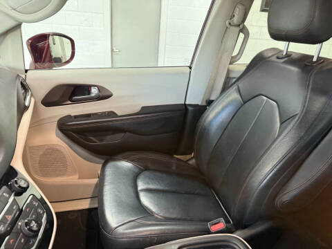 2017 Chrysler Pacifica Touring-L