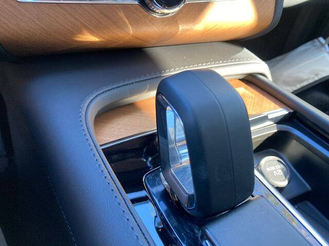 2025 Volvo XC90 T8 Core Bright Theme