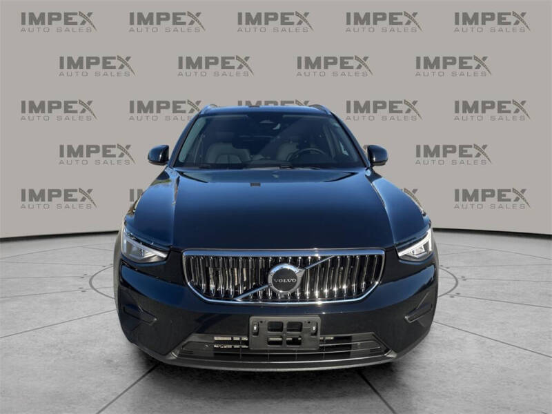 2025 Volvo XC40 B5 Core Bright Theme