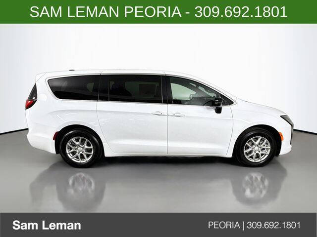 2027 Chrysler Pacifica Select