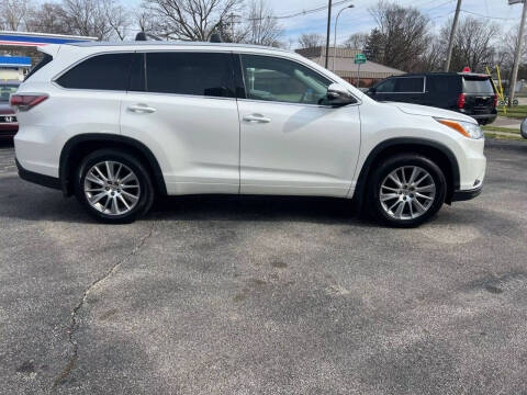 2015 Toyota Highlander for sale at VINE STREET MOTOR CO in Urbana IL