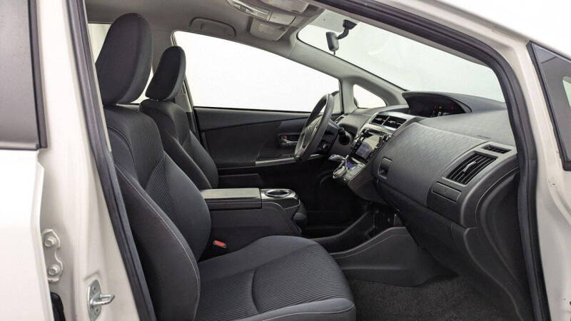 2015 Toyota Prius v Four