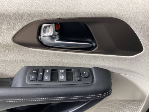 2022 Chrysler Voyager LX