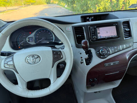 2013 Toyota Sienna XLE 8-Passenger