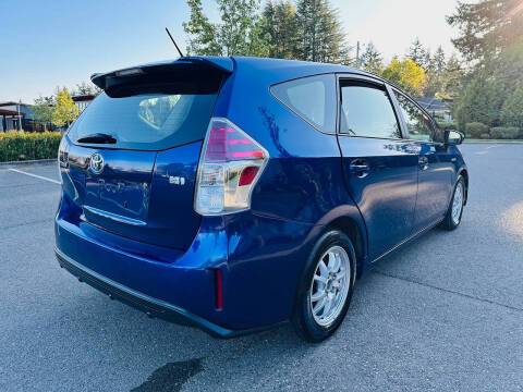 2016 Toyota Prius v Three
