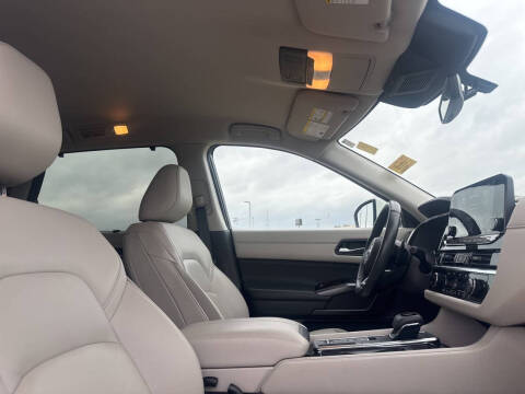 2024 Nissan Pathfinder SL