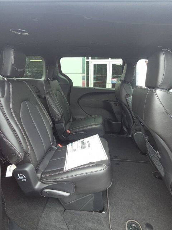2027 Chrysler Pacifica Select