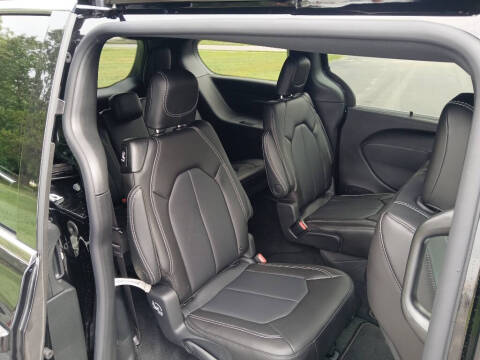 2027 Chrysler Pacifica Select