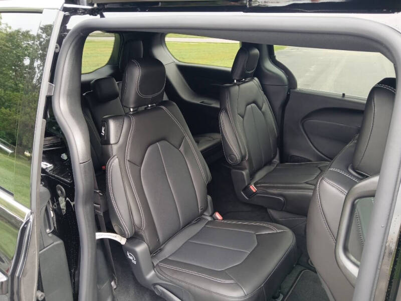 2027 Chrysler Pacifica Select