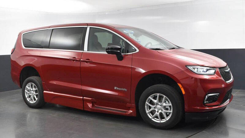 2025 Chrysler Pacifica Select - Photo 8