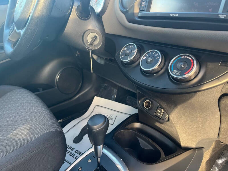 2017 Toyota Yaris 5-Door LE