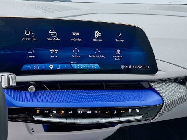 2025 Cadillac OPTIQ Luxury 2