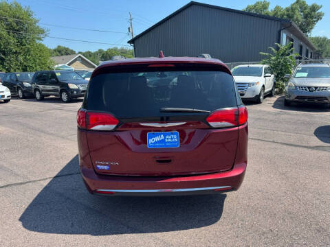 2017 Chrysler Pacifica Touring-L