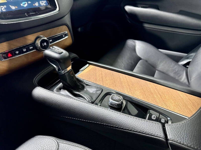 2022 Volvo XC90 T6 Momentum 6-Passenger