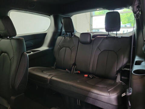 2027 Chrysler Pacifica Select