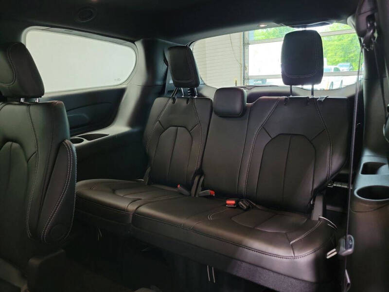2027 Chrysler Pacifica Select