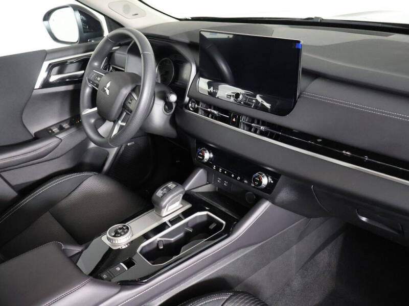 2026 Mitsubishi Outlander ES