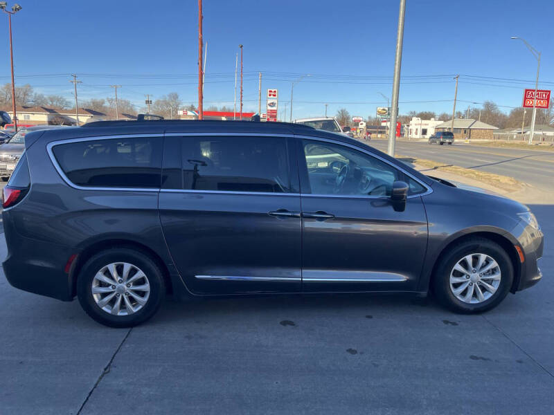 2017 Chrysler Pacifica Touring-L's photo