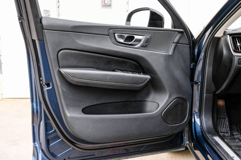 2023 Volvo XC60 B5 Plus Dark Theme