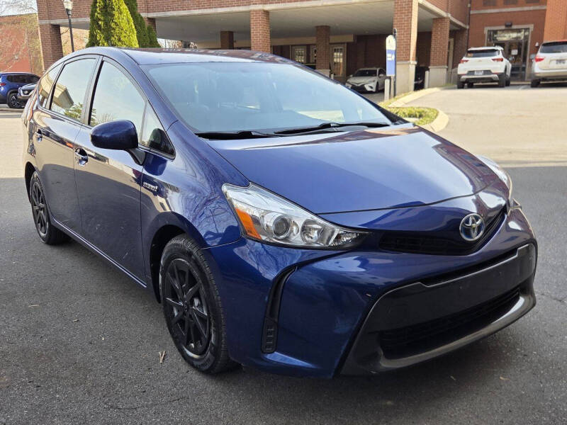 2016 Toyota Prius v Three's photo