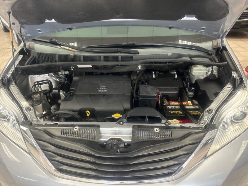 2014 Toyota Sienna LE 8-Passenger