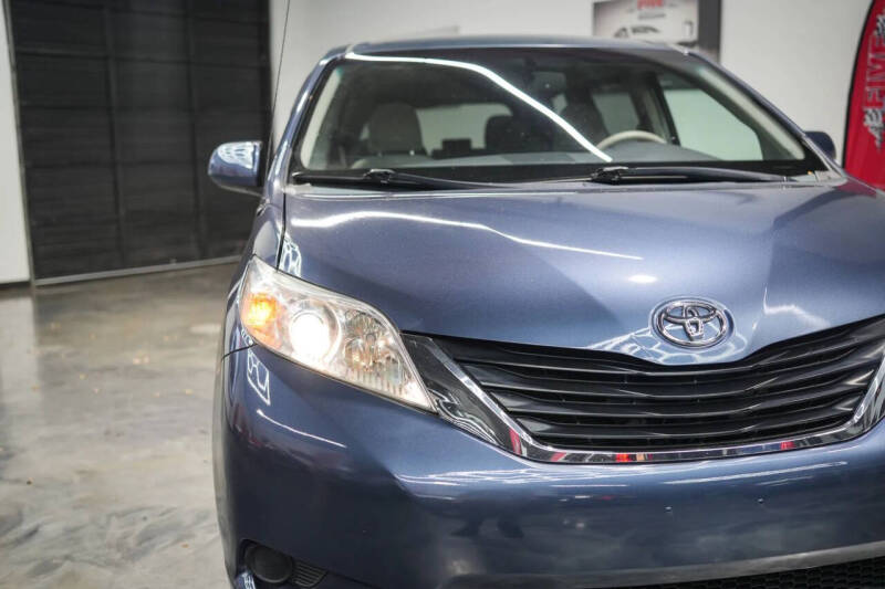 2013 Toyota Sienna LE 7-Passenger