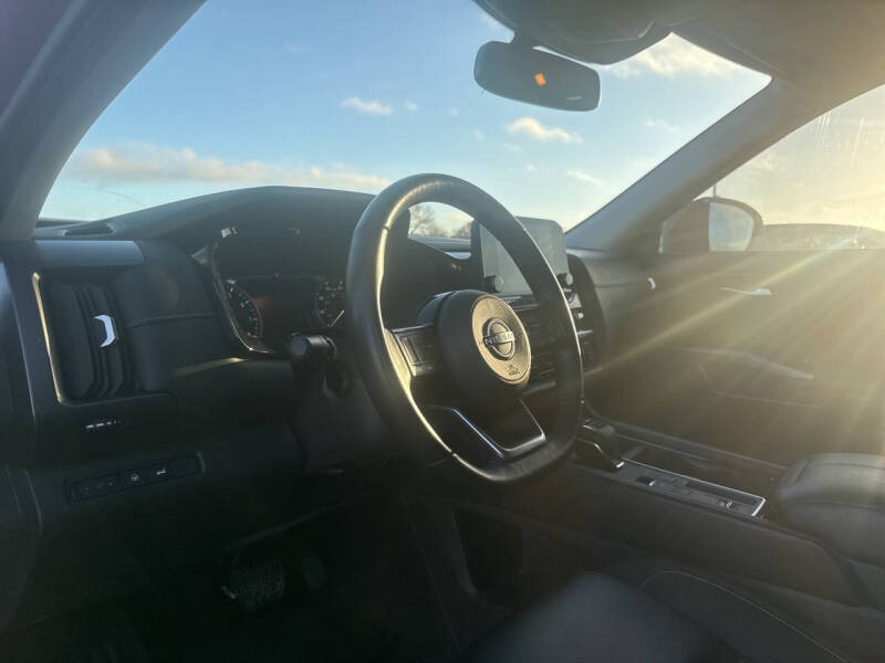 2022 Nissan Pathfinder SL