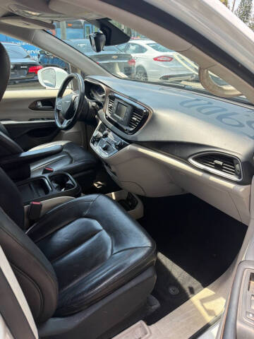 2017 Chrysler Pacifica Touring-L