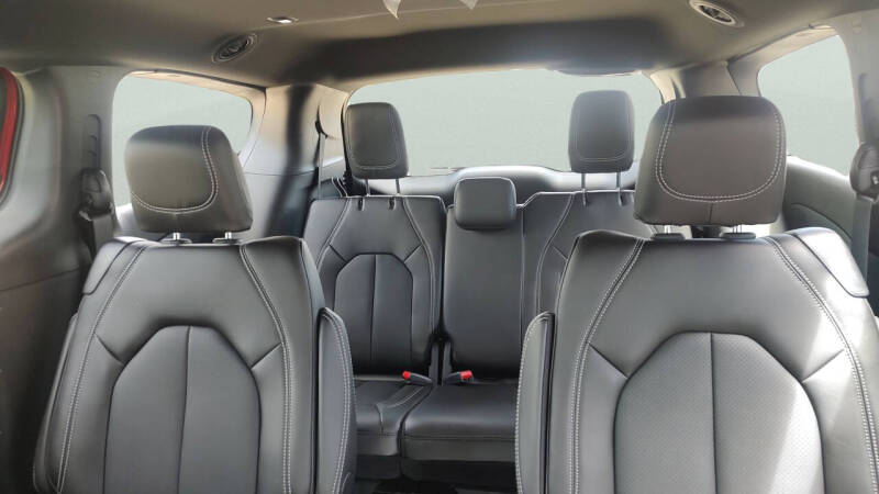 2027 Chrysler Pacifica Select