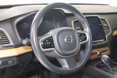 2022 Volvo XC90 T6 Momentum 7-Passenger