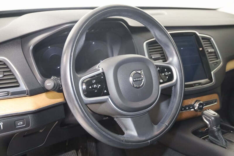 2022 Volvo XC90 T6 Momentum 7-Passenger