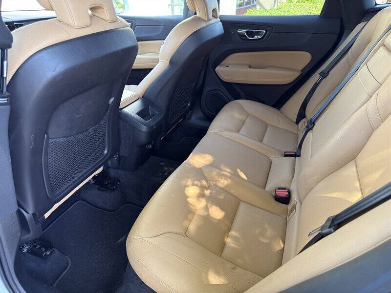2020 Volvo XC60 28