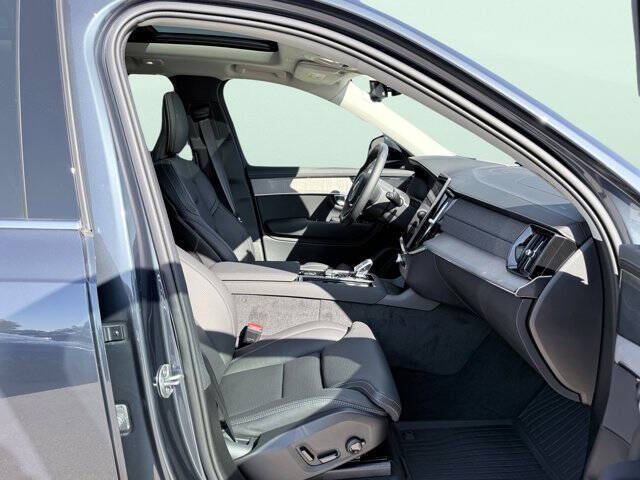 2025 Volvo XC90 T8 Ultra Bright Theme 6P