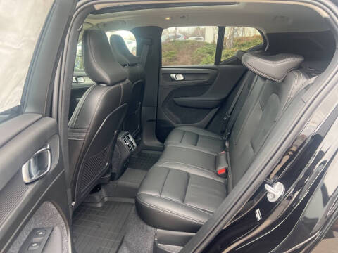 2025 Volvo XC40 B5 Ultra Dark Theme