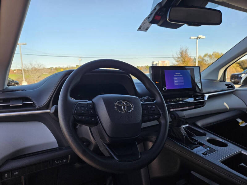 2026 Toyota Sienna LE 8-Passenger