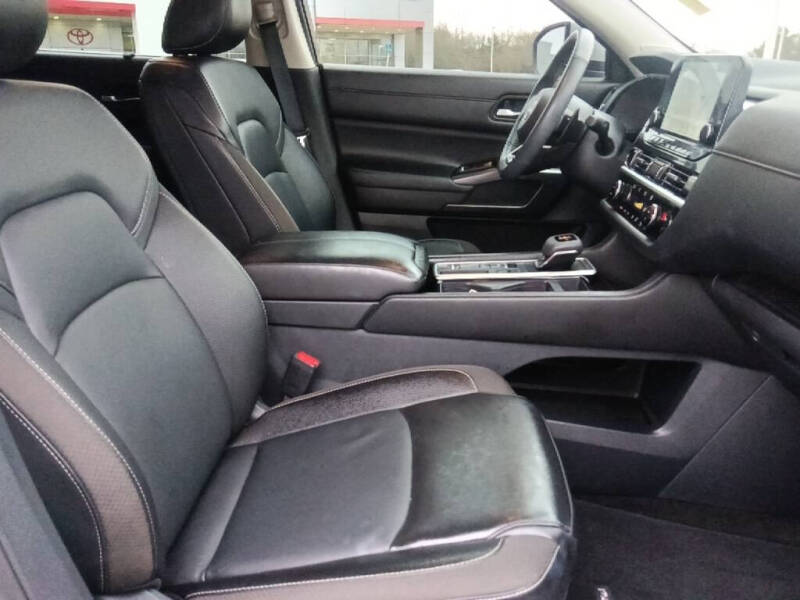 2025 Nissan Pathfinder SL