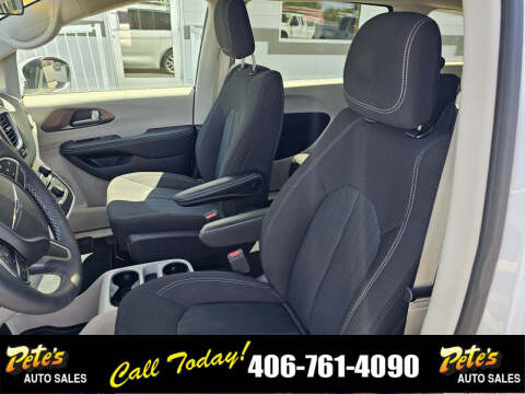 2022 Chrysler Voyager LX