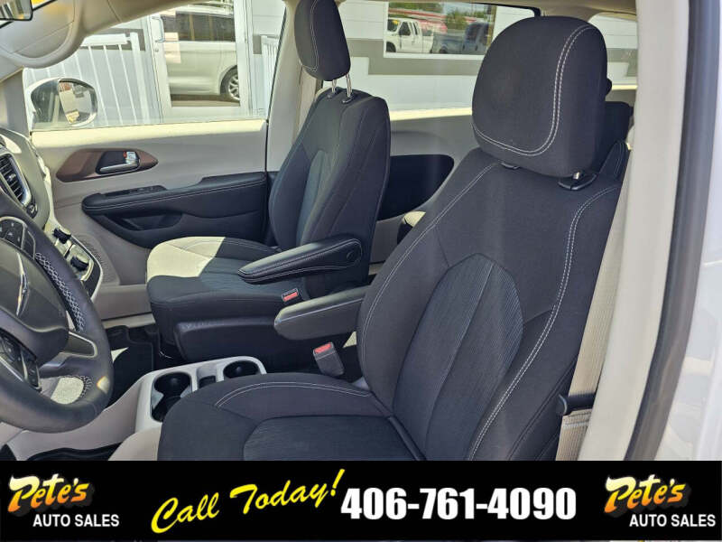 2022 Chrysler Voyager LX