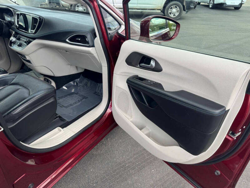2021 Chrysler Voyager LX