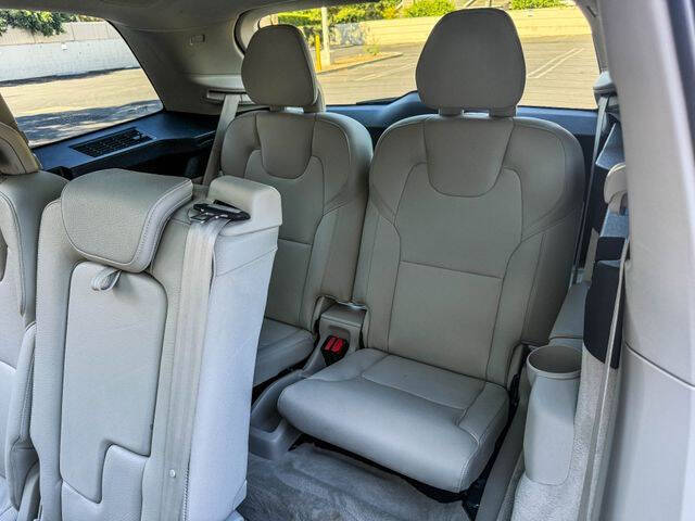 2016 Volvo XC90 T8 eAWD Momentum